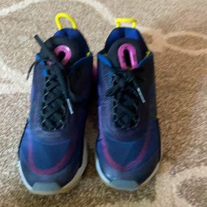 Girls youth sneakers size 6 Nike- pre owned